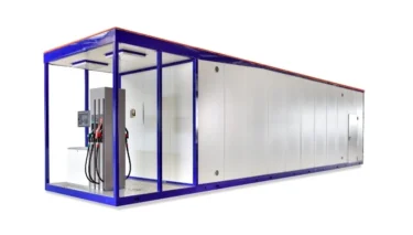Tankstation i container med dispenser placerad på en plattform som täcks av ett tak | Ekonstal