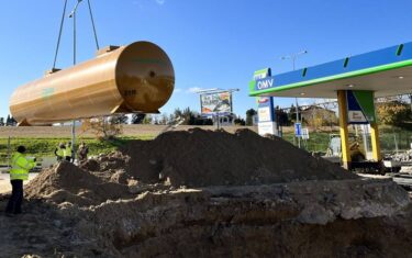 Installasjon av en underjordisk drivstofftank på en bensinstasjon i Tsjekkia