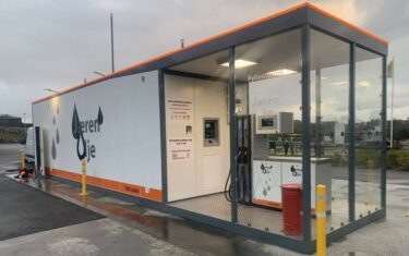 Tankstation i container med platform til benzinautomat og tag | Ekonstal