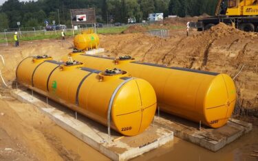 Underjordiske drivstofftanker, utstyrt med gummibånd for ankerbånd og antisklibelter