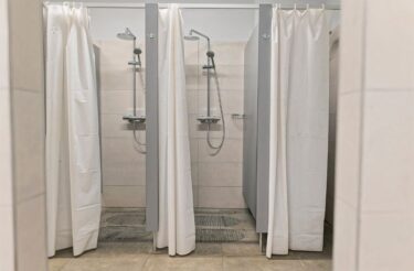 Prysznice dla pracowników, zaplecze socjalne w firmie Ekonstal