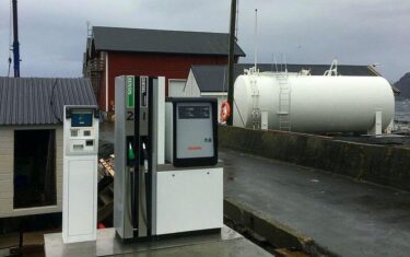 üzemanyagtartály és csatlakoztatott üzemanyag-kiadó automaták, amelyek lehetővé teszik az autók számára a benzin és a dízel üzemanyag feltöltését.