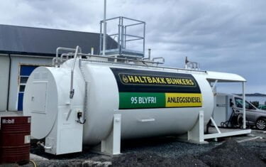 Tank für flüssigen Kraftstoff mit Plattform und Dach, Insel Hestoya, Norwegen | Ekonstal